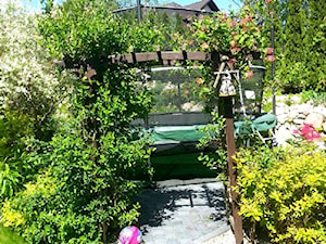 COŚ DLA CIAŁA COŚ DLA DUSZY COŚ DLA OKA - Średni z nawierzchnią pokrytą kostką brukową ogród za domem z pergolą z trampoliną - zdjęcie od Marlena Hein