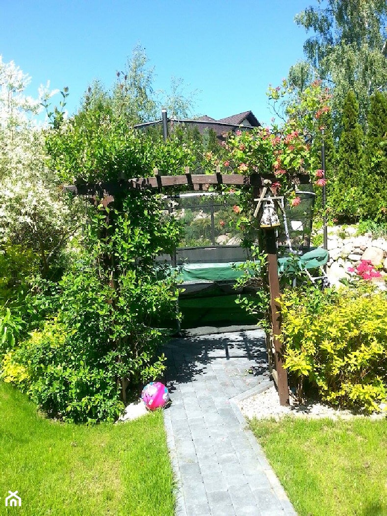 COŚ DLA CIAŁA COŚ DLA DUSZY COŚ DLA OKA - Średni z nawierzchnią pokrytą kostką brukową ogród za domem z pergolą z trampoliną - zdjęcie od Marlena Hein - Homebook