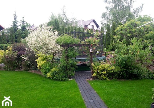 COŚ DLA CIAŁA COŚ DLA DUSZY COŚ DLA OKA - Duży z nawierzchnią pokrytą kostką brukową ogród za domem z pergolą z trampoliną - zdjęcie od Marlena Hein