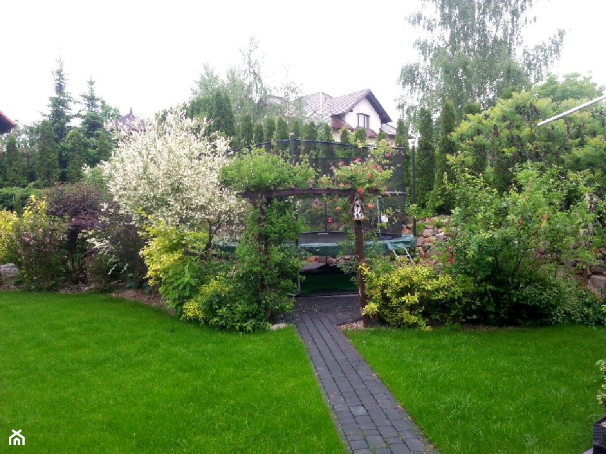 COŚ DLA CIAŁA COŚ DLA DUSZY COŚ DLA OKA - Duży z nawierzchnią pokrytą kostką brukową ogród za domem z pergolą z trampoliną - zdjęcie od Marlena Hein - Homebook