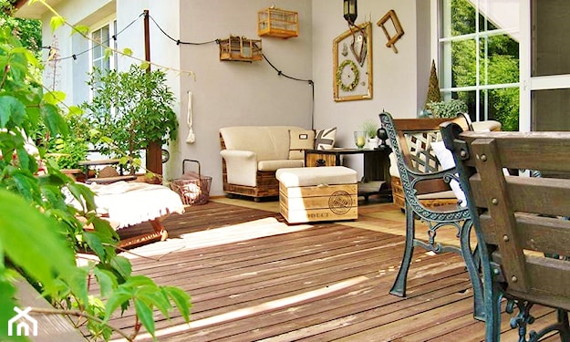 deski sosnowe na tarasie z drewna styl vintage
