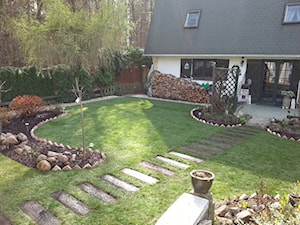 Ogród Żabieniec - Średni z kamienną nawierzchnią ogród przed domem - zdjęcie od Dariusz Burczak