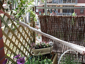 Balkonowy ogródek - Mały z donicami na kwiaty taras - zdjęcie od Monika Gnat