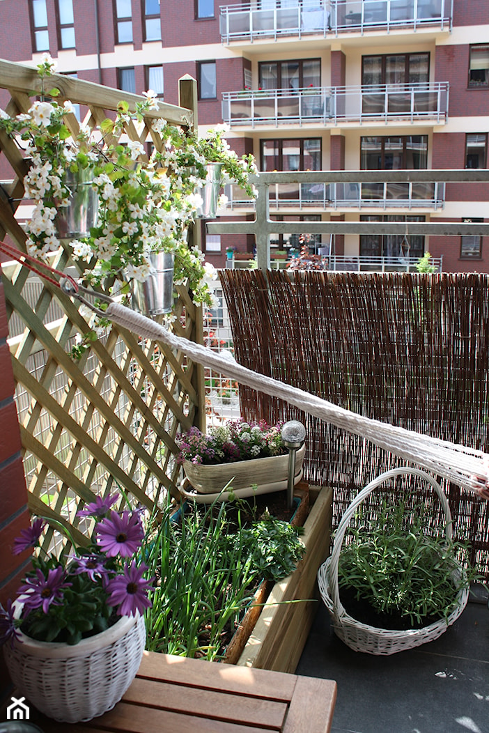 Balkonowy ogródek - Mały z donicami na kwiaty taras - zdjęcie od Monika Gnat - Homebook