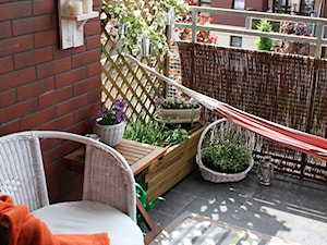 Balkonowy ogródek - Mały z kamienną podłogą z donicami na kwiaty taras z przodu domu z tyłu domu - zdjęcie od Monika Gnat