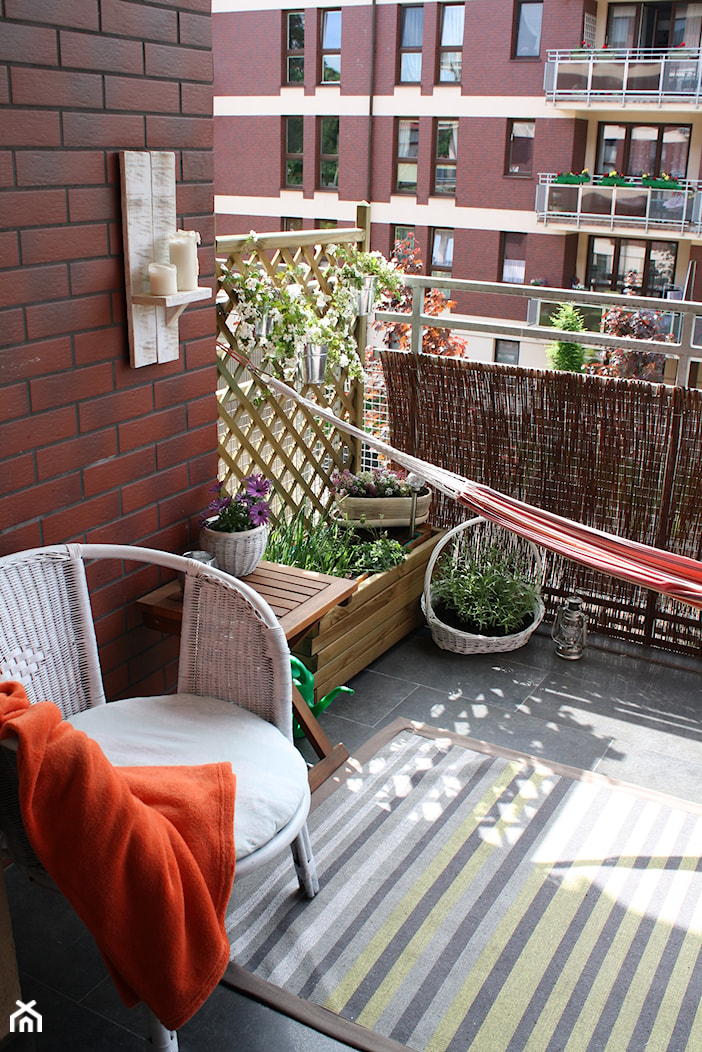 Balkonowy ogródek - Mały z kamienną podłogą z donicami na kwiaty taras z przodu domu z tyłu domu - zdjęcie od Monika Gnat - Homebook