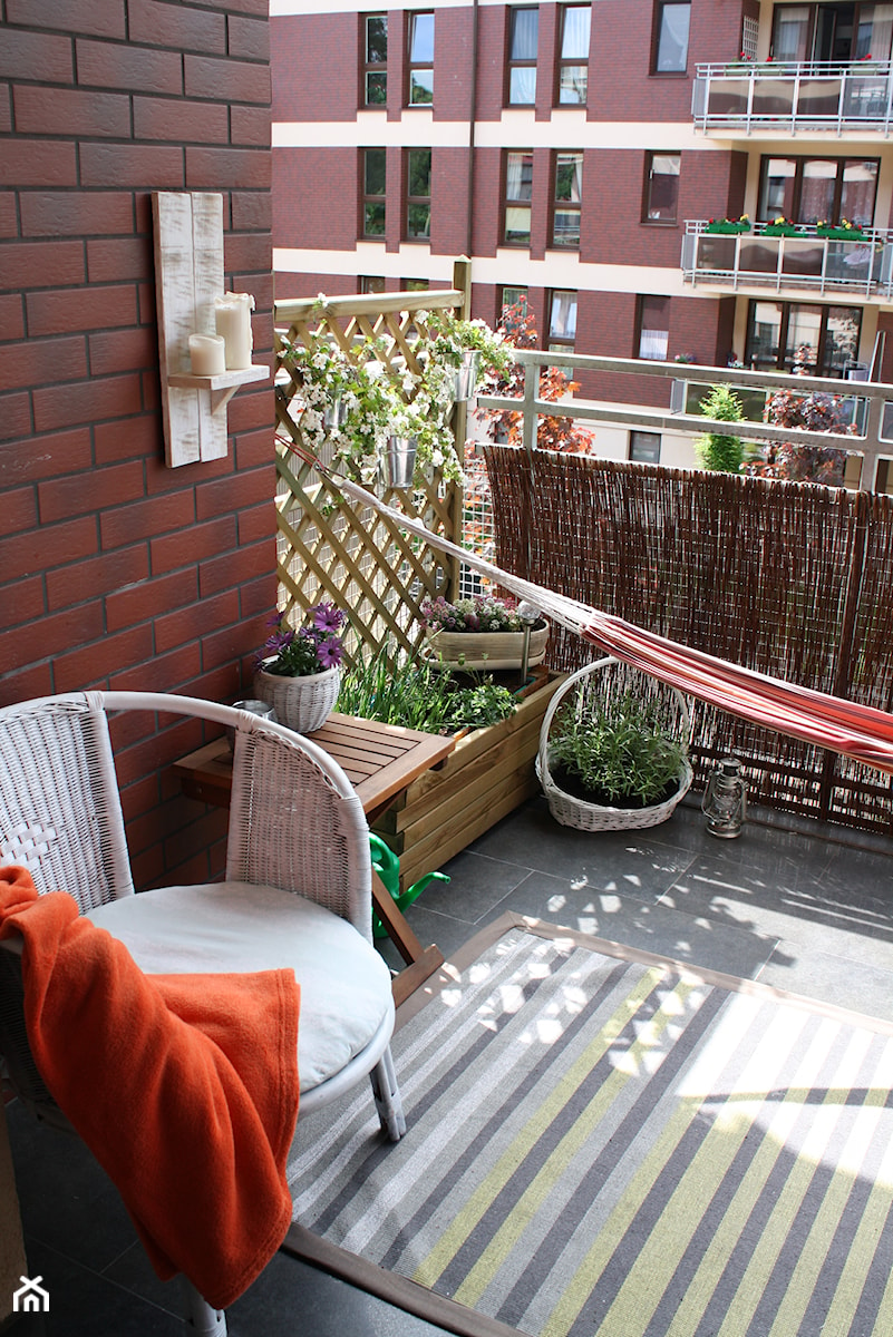 Balkonowy ogródek - Mały z kamienną podłogą z donicami na kwiaty taras z przodu domu z tyłu domu - zdjęcie od Monika Gnat