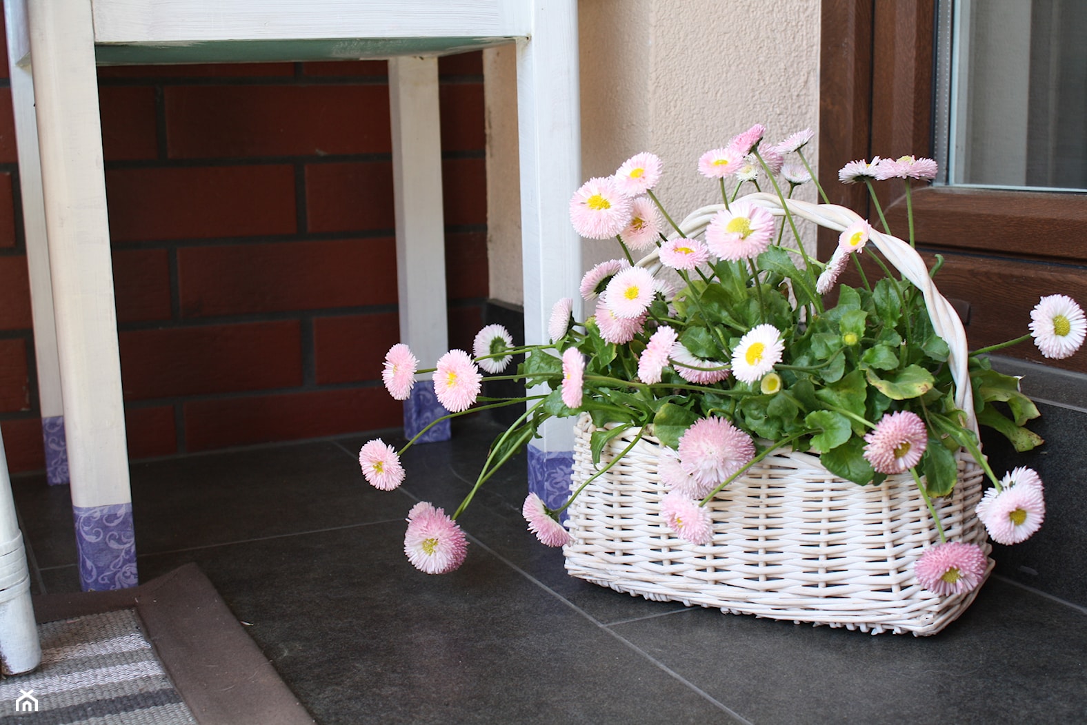 Balkonowy ogródek - Średni z donicami na kwiaty taras z tyłu domu - zdjęcie od Monika Gnat - Homebook