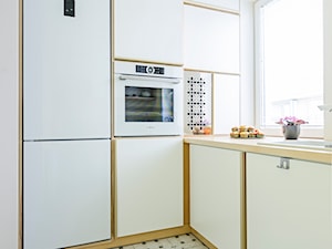 Ewa gotuje! - Mała otwarta zamknięta z zabudowaną lodówką kuchnia w kształcie litery l, styl nowoczesny - zdjęcie od MMA Pracownia Architektury