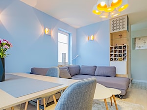Złoto i srebro - Mały niebieski salon z jadalnią, styl skandynawski - zdjęcie od MMA Pracownia Architektury