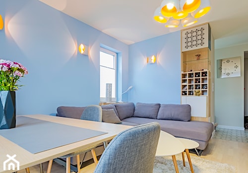 Złoto i srebro - Mały niebieski salon z jadalnią, styl skandynawski - zdjęcie od MMA Pracownia Architektury