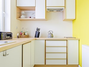 Ewa gotuje! - Mała zamknięta biała żółta z podblatowym zlewozmywakiem kuchnia w kształcie litery l, styl nowoczesny - zdjęcie od MMA Pracownia Architektury