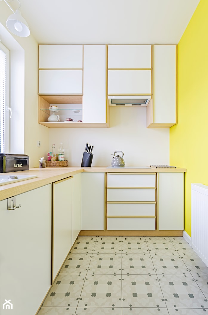 Ewa gotuje! - Mała zamknięta biała żółta z podblatowym zlewozmywakiem kuchnia w kształcie litery l, styl nowoczesny - zdjęcie od MMA Pracownia Architektury - Homebook
