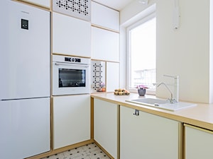 Ewa gotuje! - Średnia biała z zabudowaną lodówką z podblatowym zlewozmywakiem kuchnia w kształcie litery l, styl nowoczesny - zdjęcie od MMA Pracownia Architektury