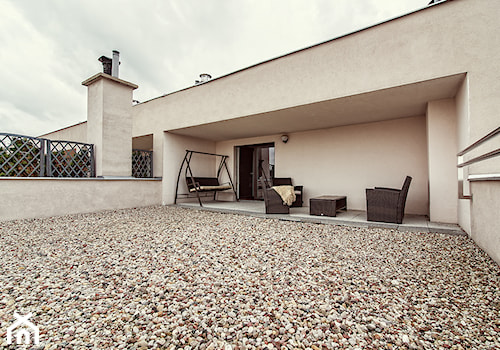 Dwupoziomowe z tarasem - Mały z kamienną podłogą z meblami ogrodowymi z huśtawką taras z przodu domu z tyłu domu - zdjęcie od Agnieszka Irmina Antoniak