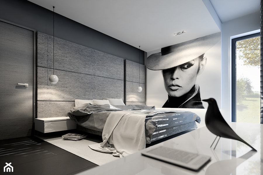 RZGÓW - Duża biała czarna z panelami tapicerowanymi sypialnia z balkonem / tarasem - zdjęcie od pijankastudio