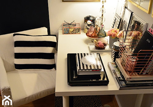 Biurko osobiste - Średnie białe biuro, styl glamour - zdjęcie od Zoyka HOME