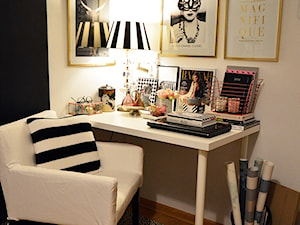 Biurko osobiste - Małe białe biuro, styl glamour - zdjęcie od Zoyka HOME
