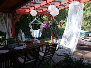 nasza oaza wypoczynku - Duży z meblami ogrodowymi z donicami na kwiaty z fotelem wiszącym z hamakiem taras, styl tradycyjny - zdjęcie od Aobarska