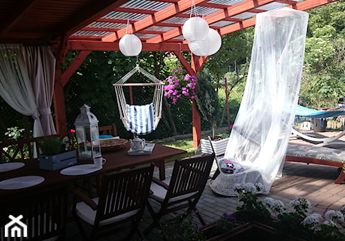 nasza oaza wypoczynku - Duży z meblami ogrodowymi z donicami na kwiaty z fotelem wiszącym z hamakiem ... - zdjęcie od Aobarska