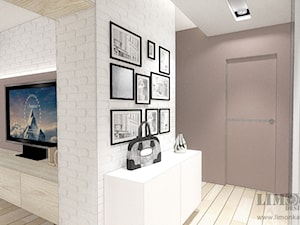 Mieszkanie w szarościach w stylu skandynawskim - Mały biały fioletowy hol / przedpokój, styl skandynawski - zdjęcie od Limonka Design Group