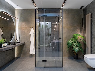 Łazienka z prysznicem – inspiracja z ciemnym kamieniem