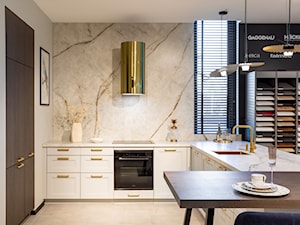 Klasyczna kuchnia otwarta na salon ze złotym okapem - zdjęcie od Maxfliz Salony Wyposażenia Wnętrz