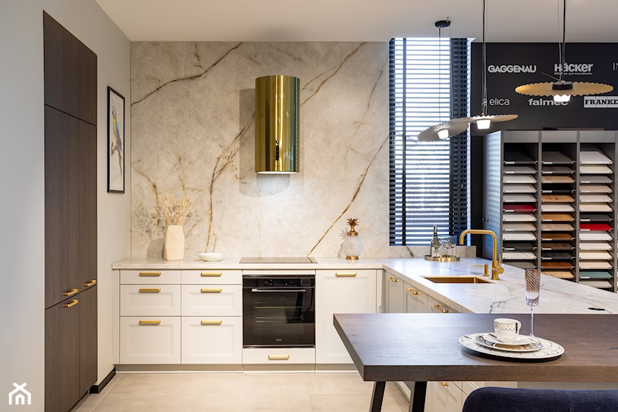Klasyczna kuchnia otwarta na salon ze złotym okapem - zdjęcie od Maxfliz Salony Wyposażenia Wnętrz
