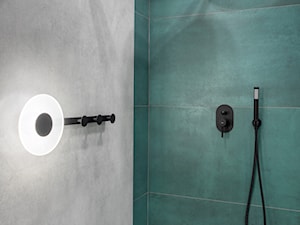 Tapeta w łazience – wnętrze w odcieniach zieleni i szarości - zdjęcie od Maxfliz Salony Wyposażenia Wnętrz