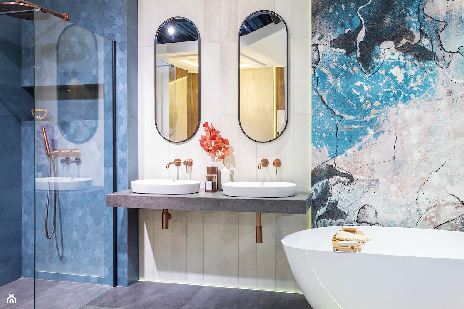 Łazienka z prysznicem i tapetą w niebieskich kolorach - zdjęcie od Maxfliz Salony Wyposażenia Wnętrz - Homebook