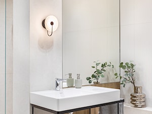 Jasna łazienka z wanną – inspiracja w stylu warm minimalism