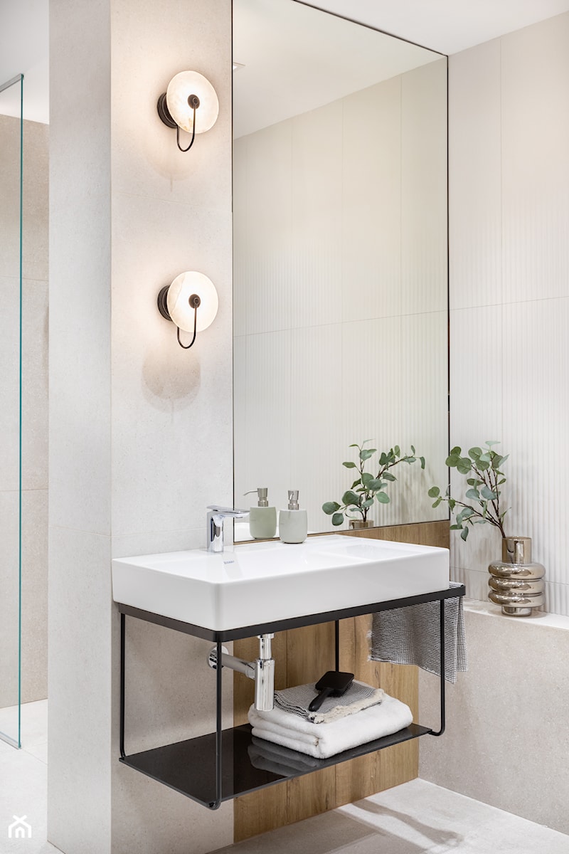 Jasna łazienka z wanną – inspiracja w stylu warm minimalism - zdjęcie od Maxfliz Salony Wyposażenia Wnętrz
