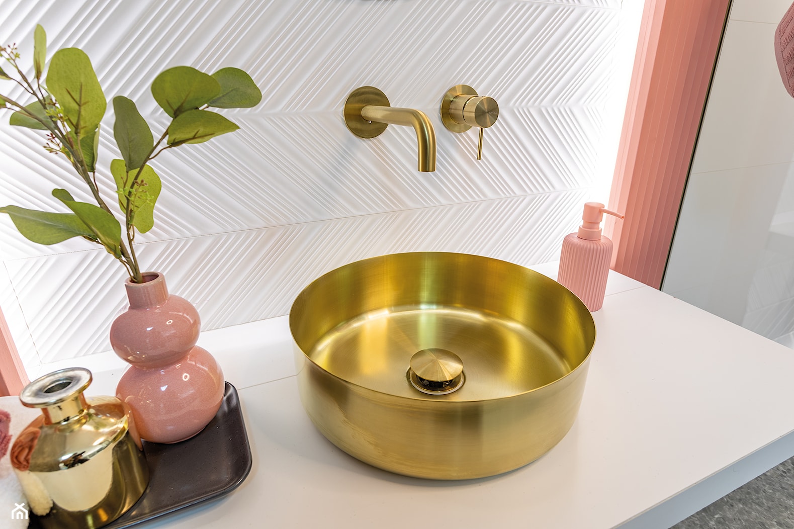 Nowoczesna łazienka z prysznicem – inspiracja z lastryko i różowym akcentem - zdjęcie od Maxfliz Salony Wyposażenia Wnętrz - Homebook
