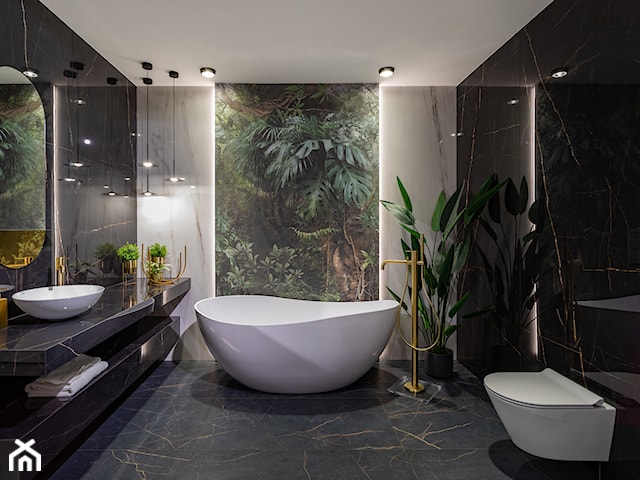 Czarna łazienka z wanną wolnostojącą i tapetą z motywem roślinnym