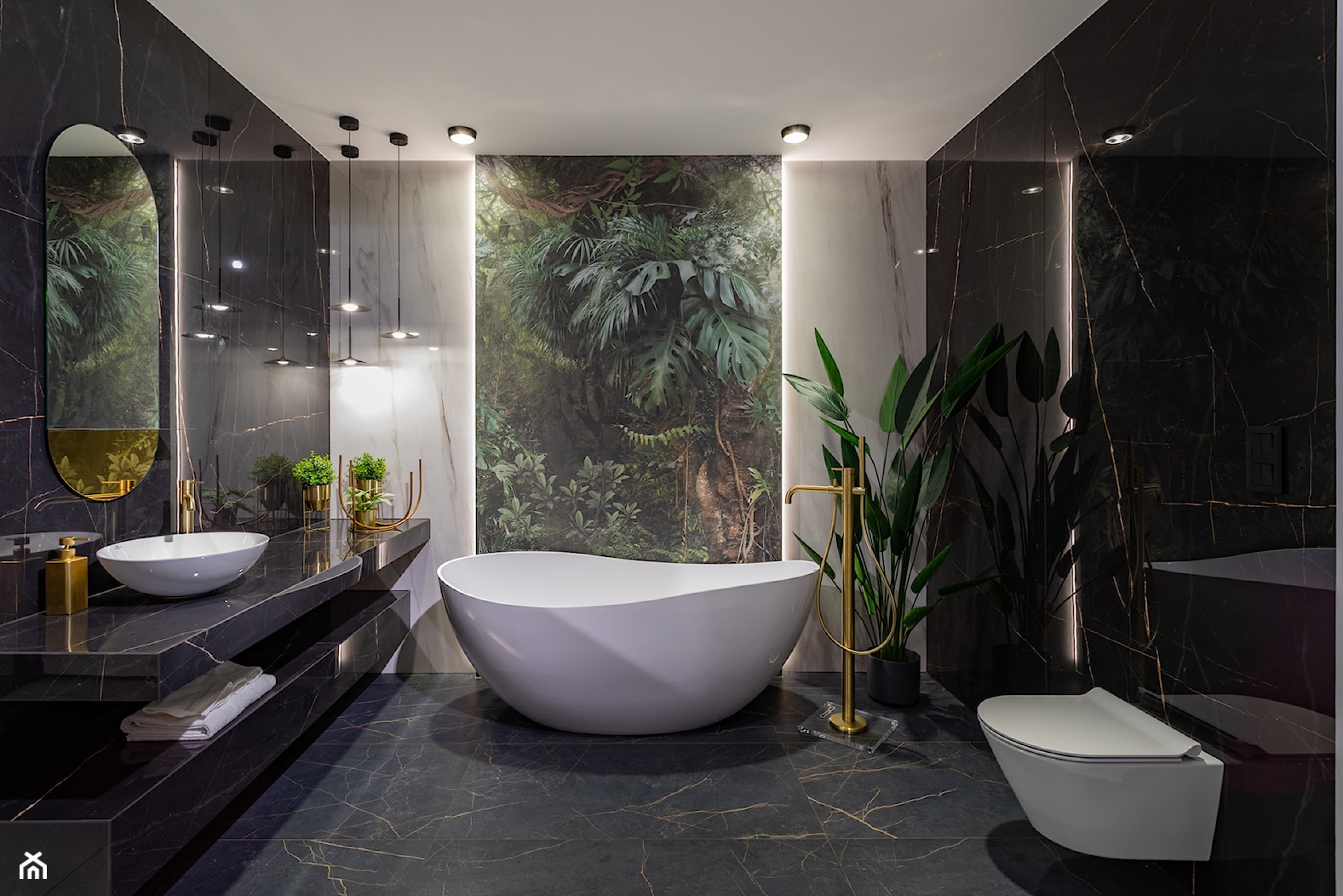 Czarna łazienka z wanną wolnostojącą i tapetą z motywem roślinnym - zdjęcie od Maxfliz Salony Wyposażenia Wnętrz - Homebook