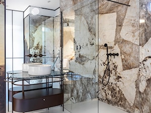 Elegancki kamień w łazience – inspiracja z prysznicem i oryginalną tapetą - zdjęcie od Maxfliz Salony Wyposażenia Wnętrz