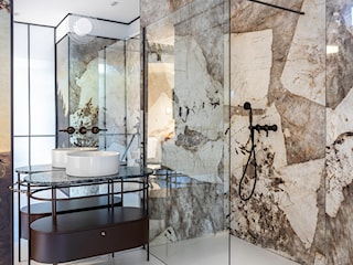 Elegancki kamień w łazience – inspiracja z prysznicem i oryginalną tapetą