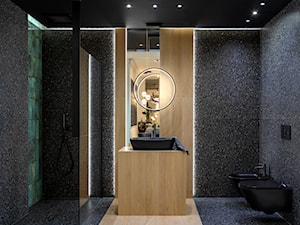 Czarna łazienka z prysznicem – inspiracja z drewnem