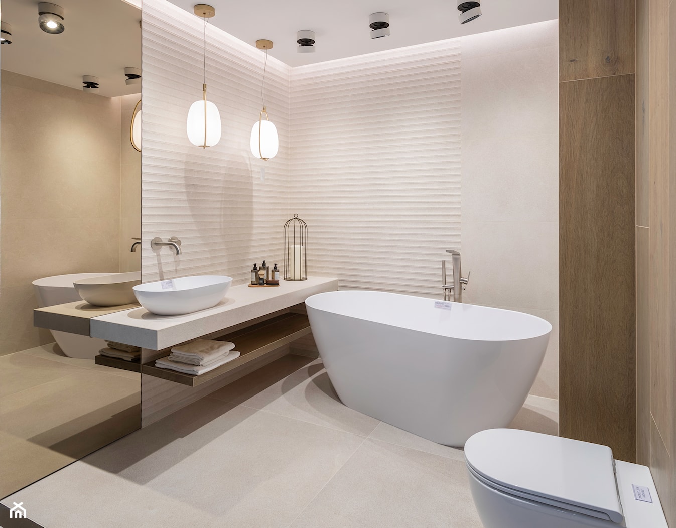 Beżowa łazienka z wanną wolnostojącą i dekoracyjnymi płytkami - zdjęcie od Maxfliz Salony Wyposażenia Wnętrz - Homebook