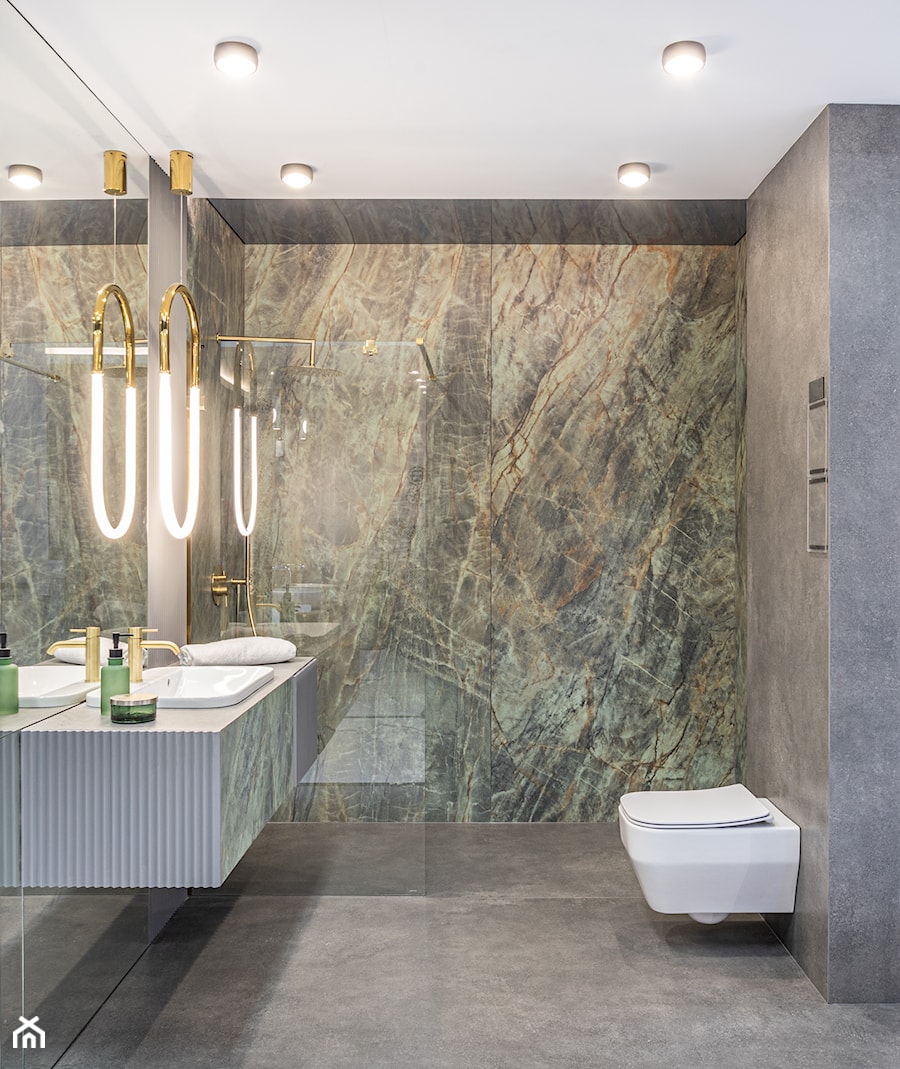 Elegancka łazienka ze złotymi detalami i płytkami Cerrad x La Mania Home - zdjęcie od Maxfliz Salony Wyposażenia Wnętrz