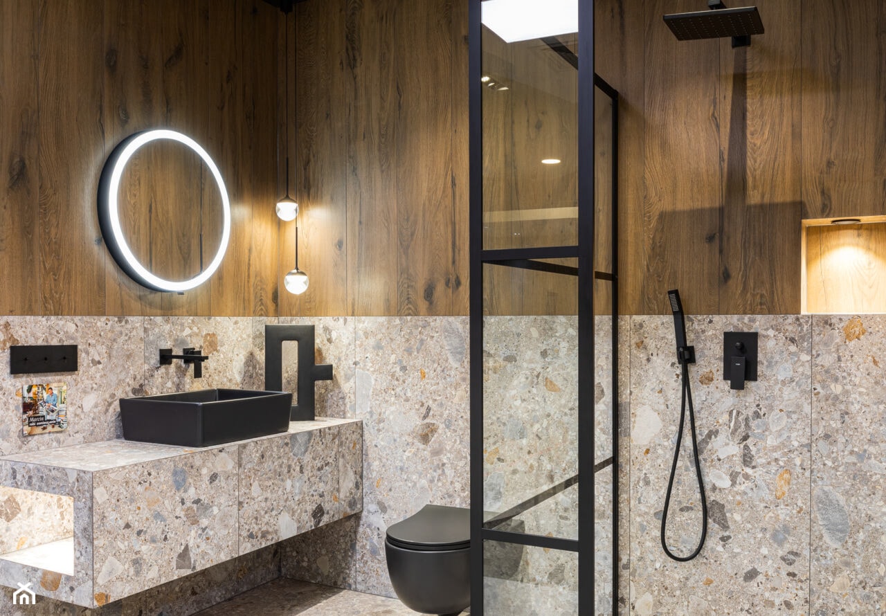 Drewno i lastryko w łazience – nowoczesna przestrzeń z prysznicem - zdjęcie od Maxfliz Salony Wyposażenia Wnętrz - Homebook