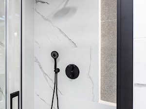Łazienka z prysznicem – inspiracja w marmurze i szarości - zdjęcie od Maxfliz Salony Wyposażenia Wnętrz