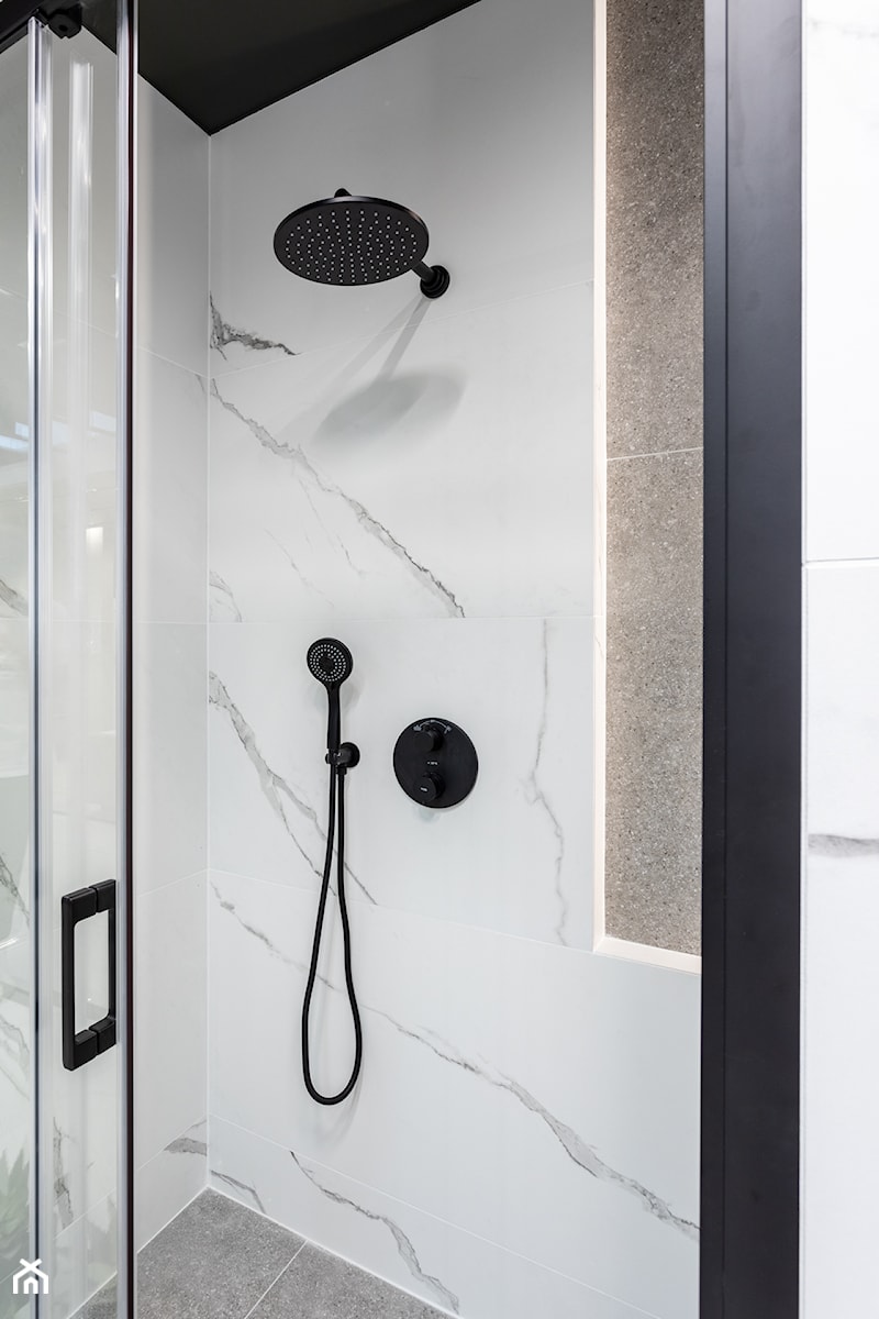Łazienka z prysznicem – inspiracja w marmurze i szarości - zdjęcie od Maxfliz Salony Wyposażenia Wnętrz