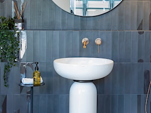 Ciemna łazienka z wanną wolnostojącą i złotą armaturą - zdjęcie od Maxfliz Salony Wyposażenia Wnętrz