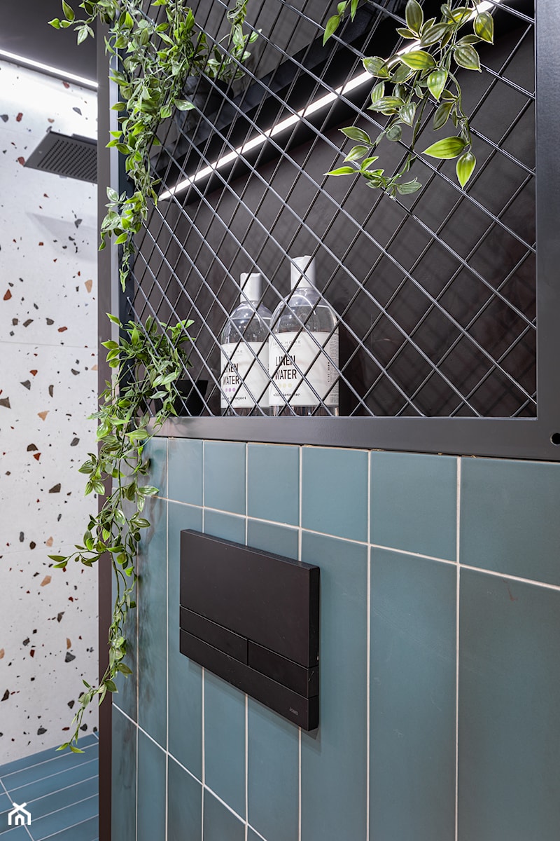 Feeria barw w małej łazience z zielonymi kafelkami i lastryko - zdjęcie od Maxfliz Salony Wyposażenia Wnętrz
