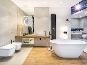 Nowoczesna łazienka z wanną – inspiracja z betonem i drewnem