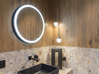 Drewno i lastryko w łazience – nowoczesna przestrzeń z prysznicem 