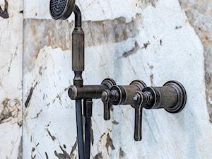 Elegancki kamień w łazience – inspiracja z prysznicem i oryginalną tapetą - zdjęcie od Maxfliz Salony Wyposażenia Wnętrz