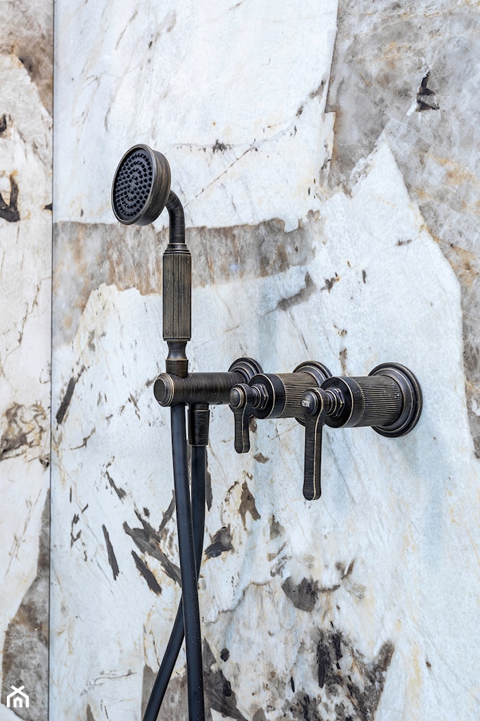 Elegancki kamień w łazience – inspiracja z prysznicem i oryginalną tapetą - zdjęcie od Maxfliz Salony Wyposażenia Wnętrz - Homebook