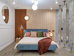 Nowoczesna sypialnia z elementami rudości i niebieskiego połączona z sypialnią